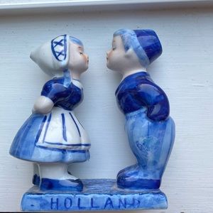 Delft Blue Holland Hand Painted Porcelain Kissing Couple Dutch Collectible